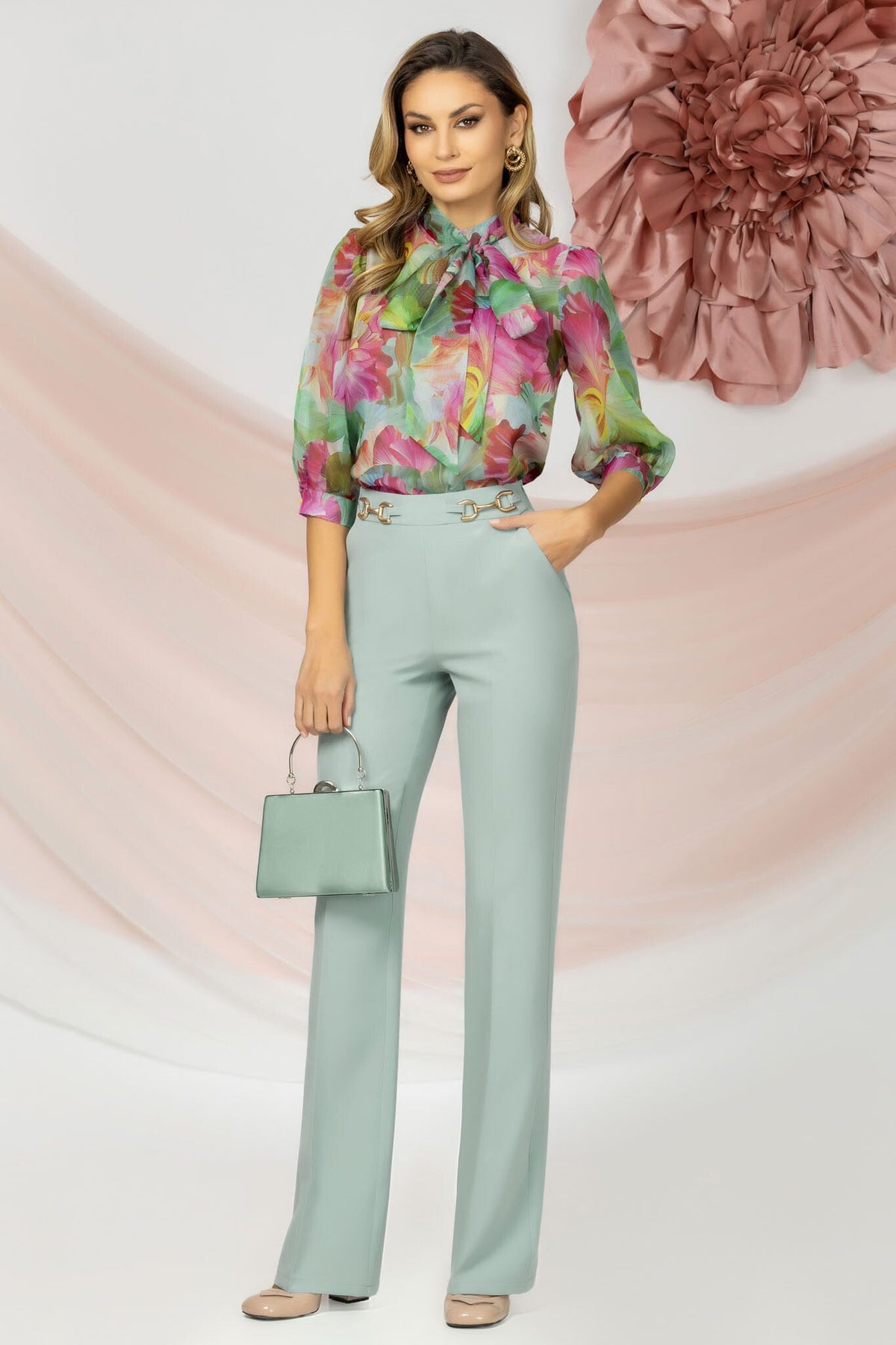 Blusa Pretty Girl in tessuto satinato con stampa floreale e nastro sul collo rimovibile, morbida e elegante.