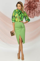 Blusa Pretty Girl in tessuto satinato con stampa piume verdi e nastro rimovibile sul collo, dettaglio elegante.