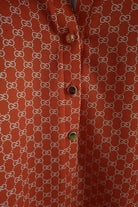 Blusa rossa corallo stampa G con scollo a V alla coreana e bottoni dorati, di Moda-Mania, vista frontale e dettagli di design.