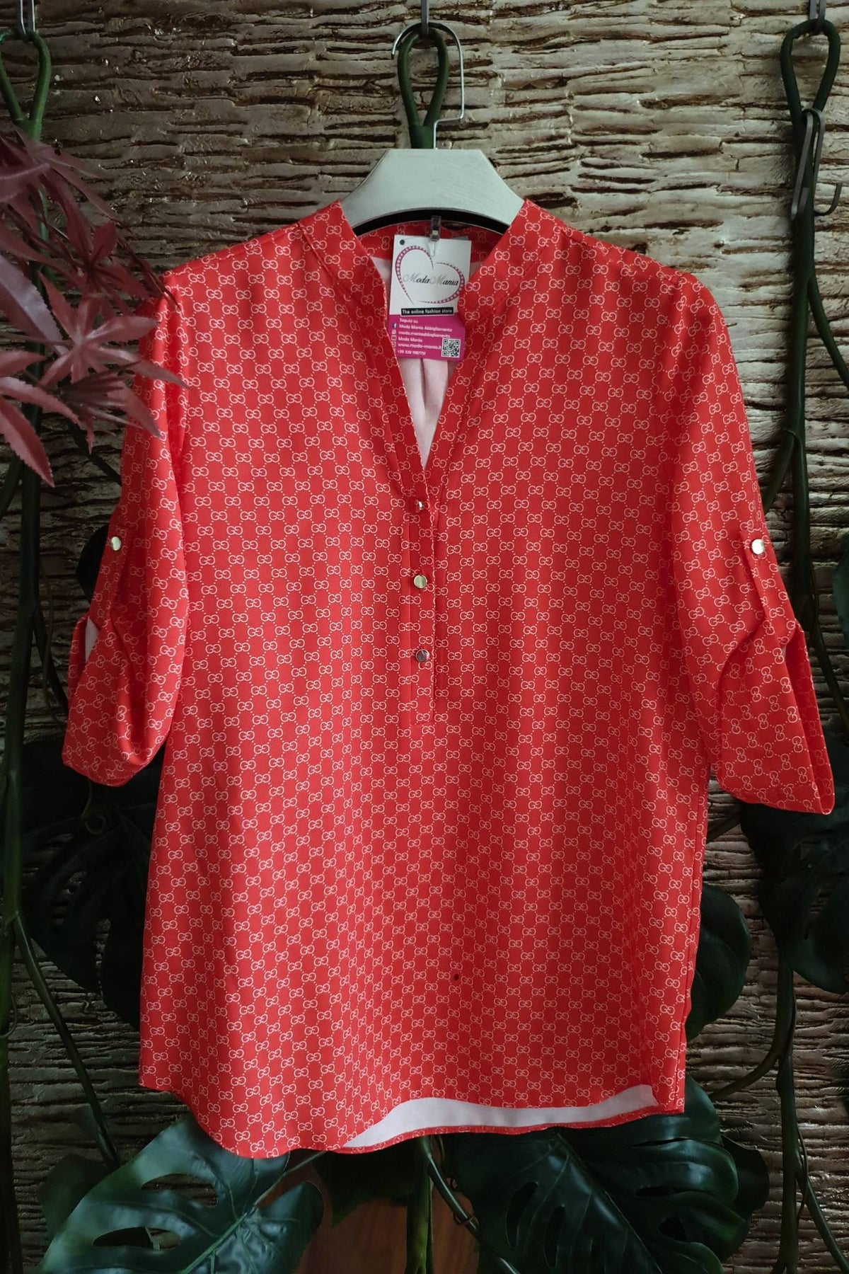 Blusa rosso corallo Moda-Mania con stampa G, scollo a V alla coreana e bottoni dorati, vista frontale.