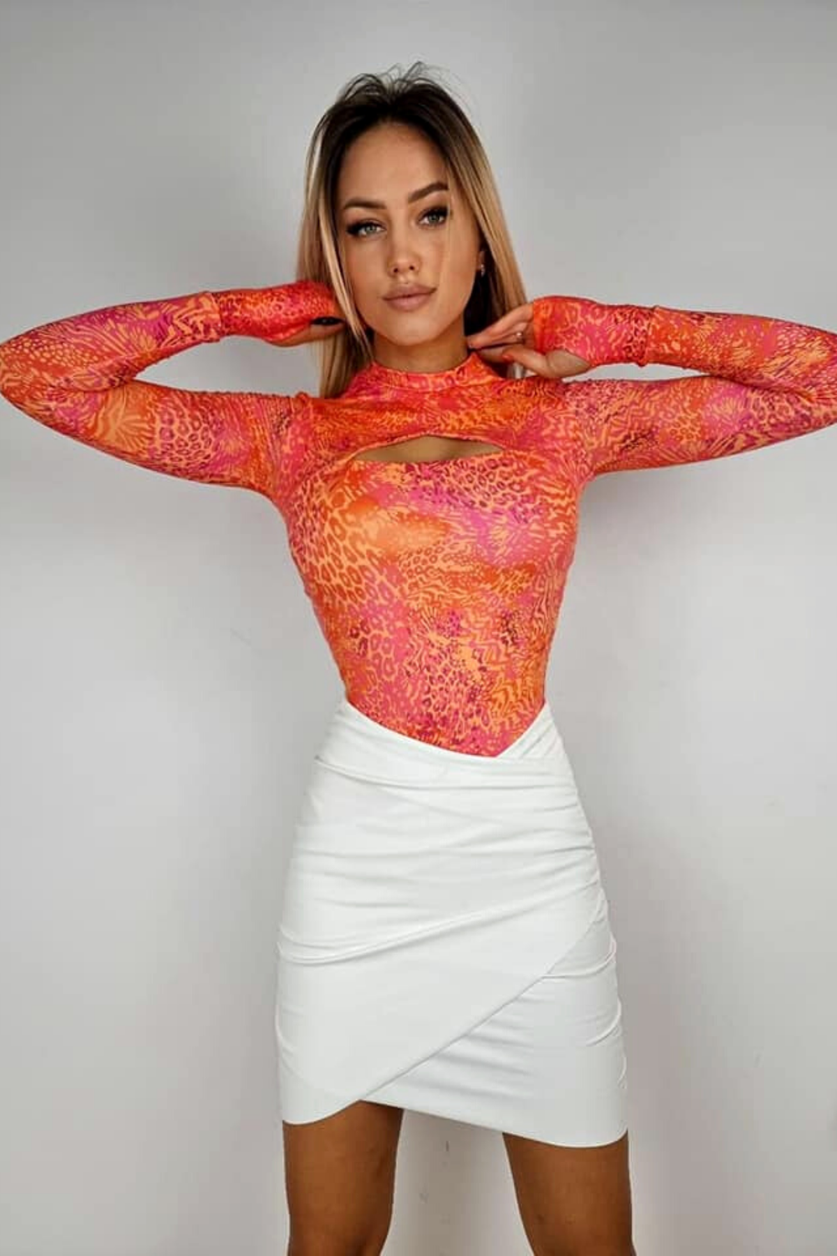 Body arancione a stampa maculata Moda-Mania con foro del dito sul polsino e apertura sul décolleté, tessuto morbido e aderente