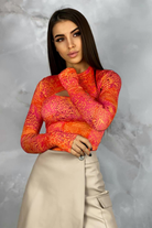 Body arancione a stampa maculata Moda-Mania con foro del dito sul polsino e apertura sul décolleté, morbido e originale.
