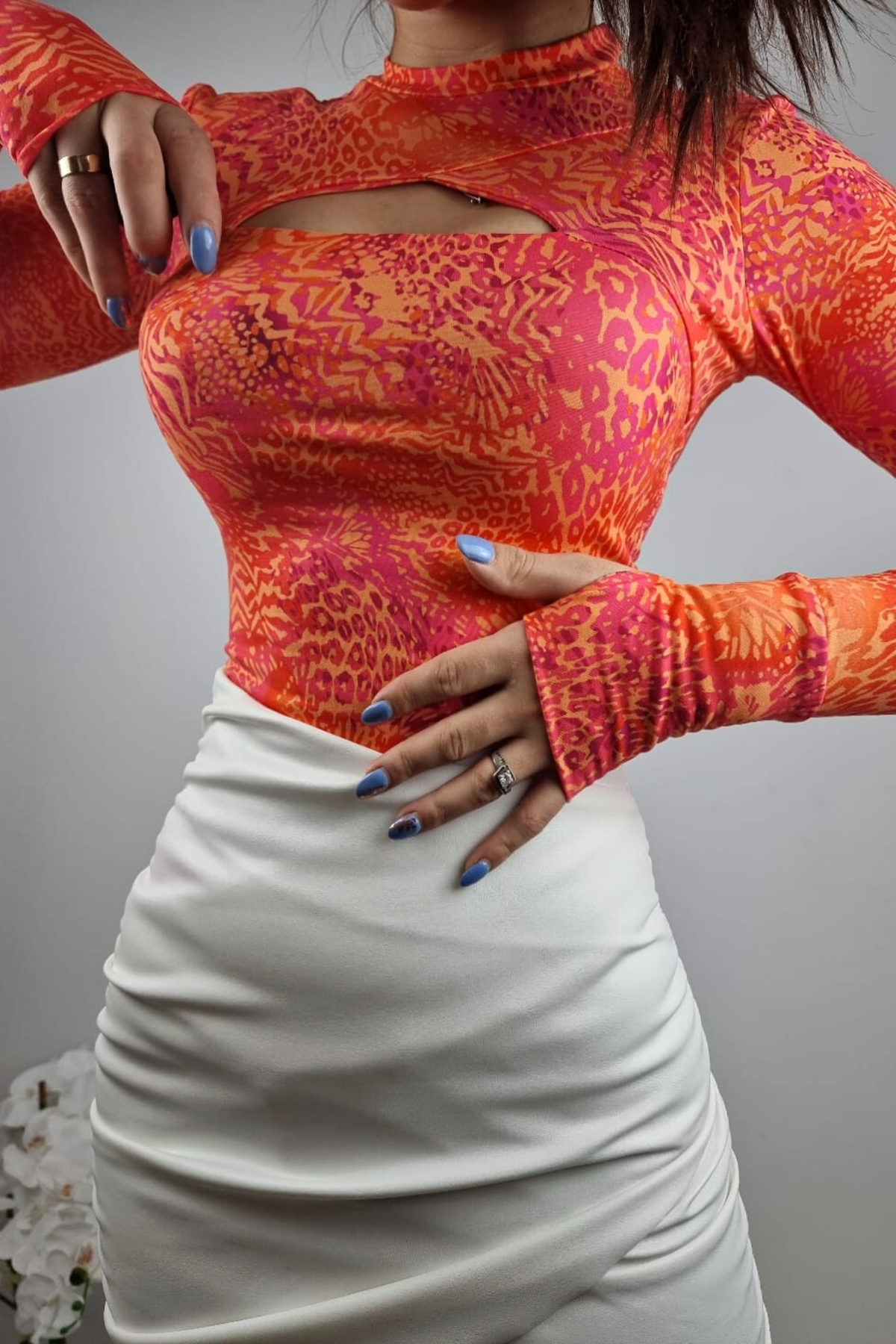 Body arancione a stampa maculata Moda-Mania con foro del dito sul polso e apertura sul décolleté, tessuto morbido e aderente.