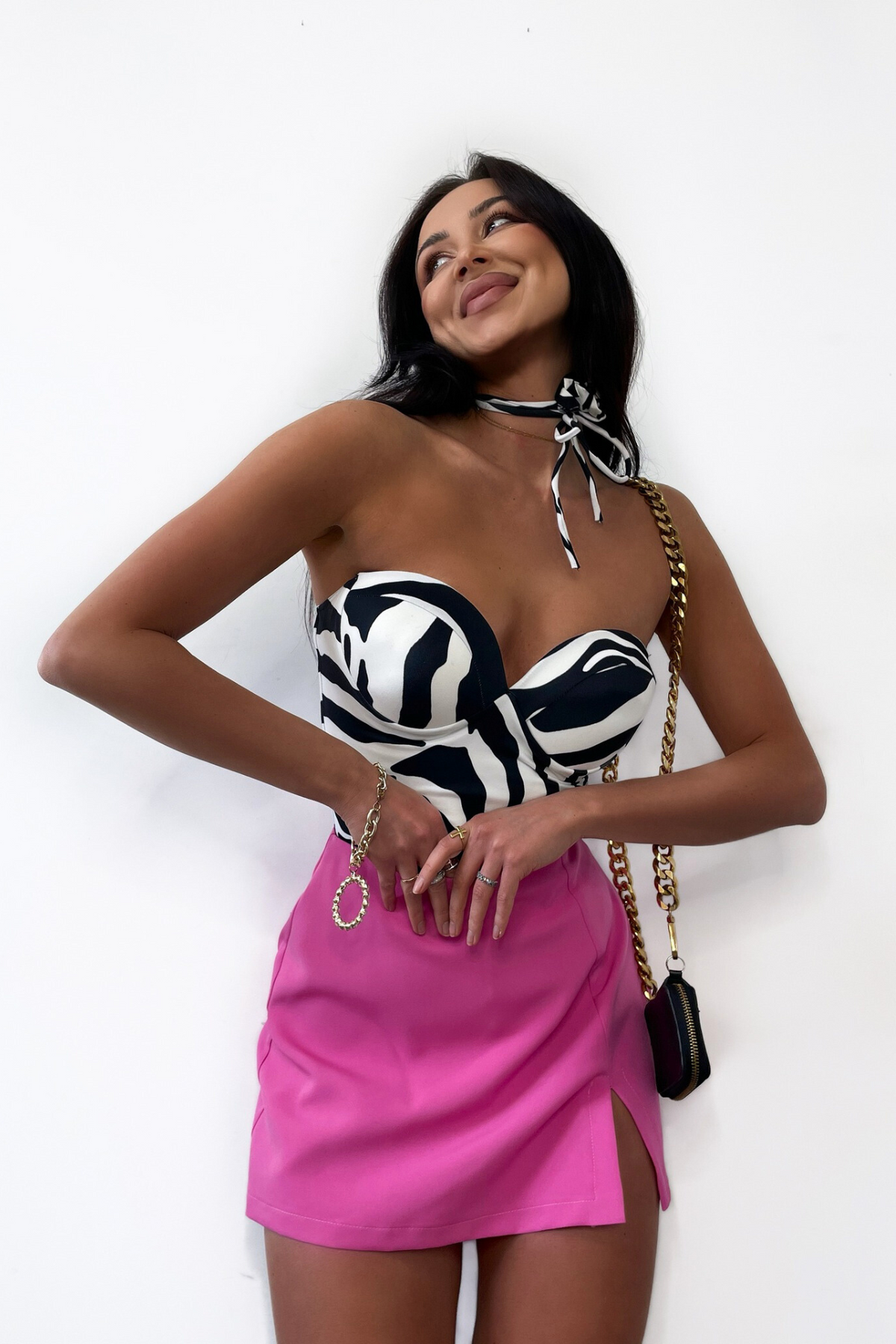 Body elasticizzato a fantasia zebrata Moda-Mania con coppe, collarino in tessuto e fiore, stile monospalla e monomanica con volants