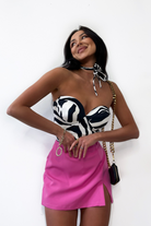 Body elasticizzato a fantasia zebrata Moda-Mania con coppe, collarino in tessuto e fiore, stile monospalla e monomanica con volants