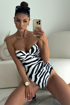 Body elasticizzato Moda-Mania a fantasia zebrata con coppe, collarino in tessuto e dettagli di fiore, stile monospalla e monomanica.