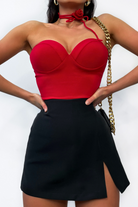 Body elasticizzato rosso Moda-Mania con coppe, collarino in tessuto e fiore decorativo, dettaglio elegante e femminile.