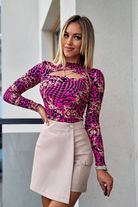 Body fucsia moda-mania con fantasia pied di poul e damascata, foro del dito pollice sul polsino e apertura sul décolleté.