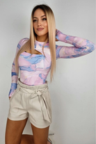 Body lilla Moda-Mania con motivo astratto, foro del dito, apertura sul décolleté e dettagli eleganti.