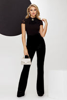 Body nero elasticizzato Fofy con jabot, maniche corte in pizzo e spilla gioiello, vestibilità elegante e dettagli femminili.