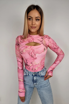 Body rosa Moda-Mania con motivo astratto, foro del dito sul polsino e apertura sul décolleté, tessuto morbido e elegante.