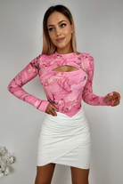 Body rosa con motivo astratto, foro del dito pollice sul polsino e apertura sul décolleté, moda Moda-Mania.