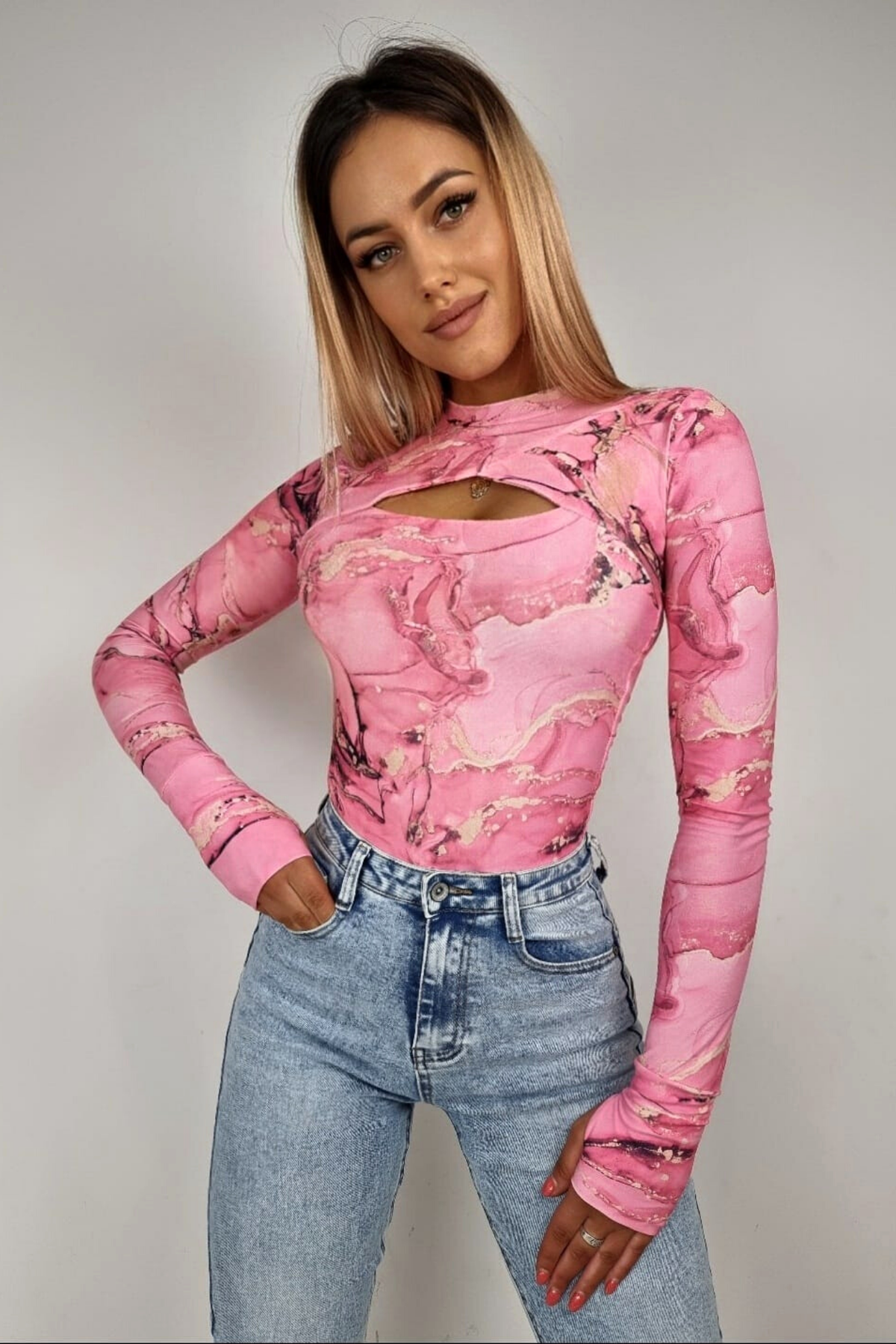 Body rosa con motivo astratto, foro del dito, apertura sul décolleté e polsino, marca Moda-Mania, tessuto morbido e aderente