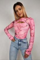 Body rosa con motivo astratto, foro del dito, apertura sul décolleté e polsino, marca Moda-Mania, tessuto morbido e aderente
