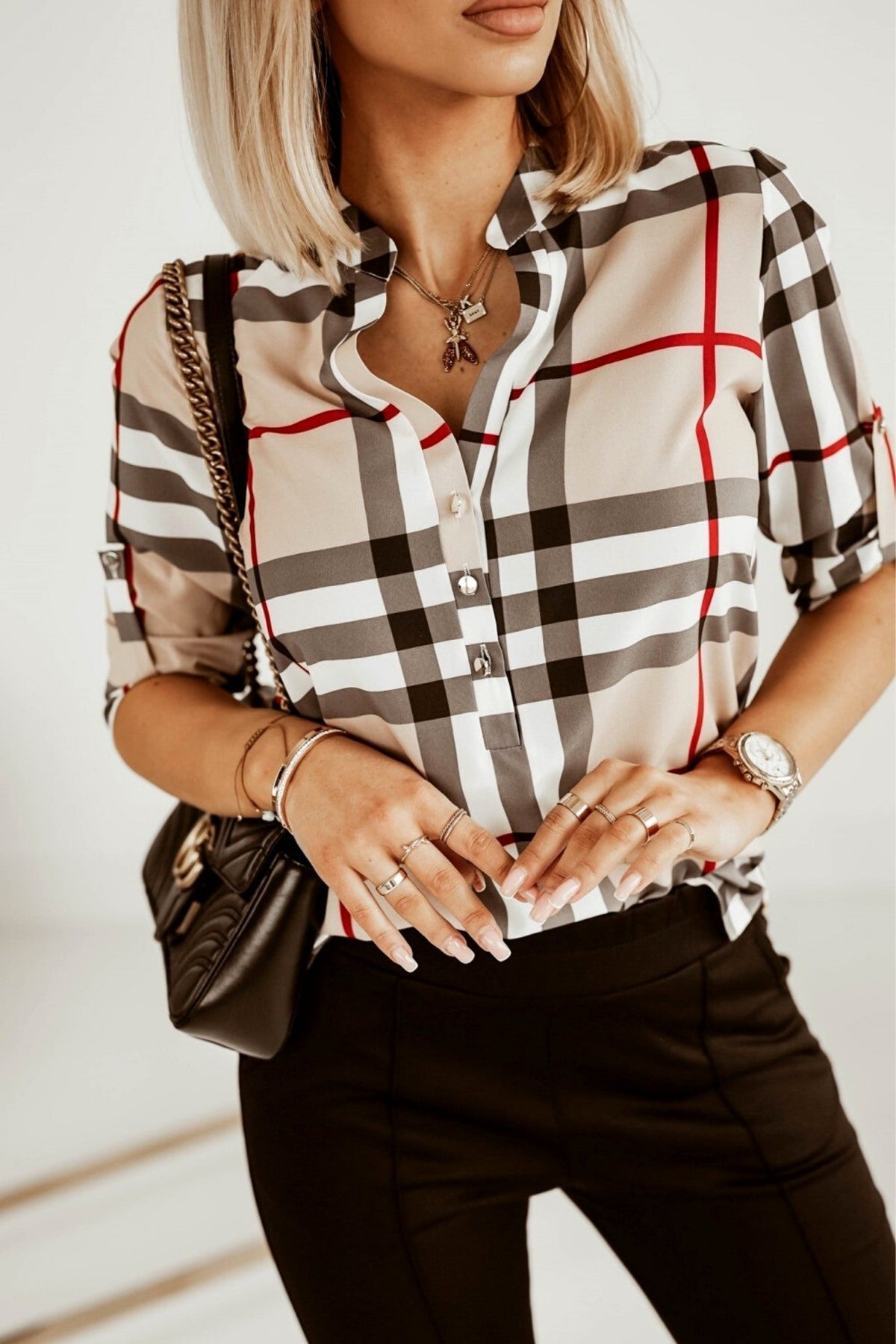 Camicia Moda-Mania a fantasia geometrica con maniche tre quarti e bottoni dorati, tessuto leggero e stile elegante.