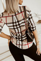 Camicia a fantasia geometrica con maniche tre quarti e bottoni dorati, marca Moda-Mania, visibile in dettaglio in questa immagine.