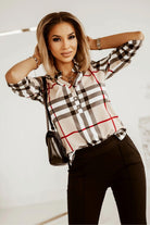 Camicia a fantasia geometrica con maniche tre quarti e bottoni dorati, marca Moda-Mania, in tessuto leggero e moderno.