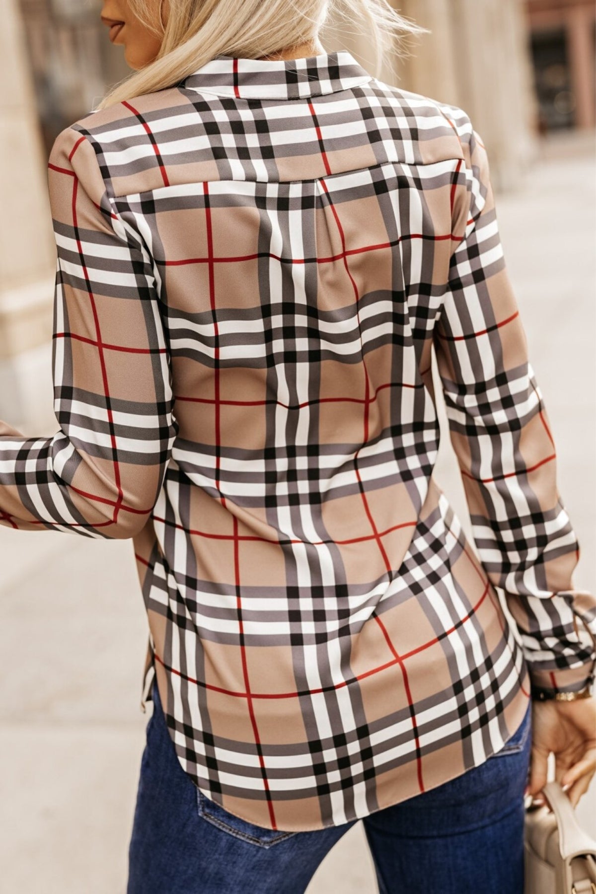 Camicia Moda-Mania a fantasia geometrica con scollo a V e bottoni dorati, tessuto leggero e vestibilità elegante.
