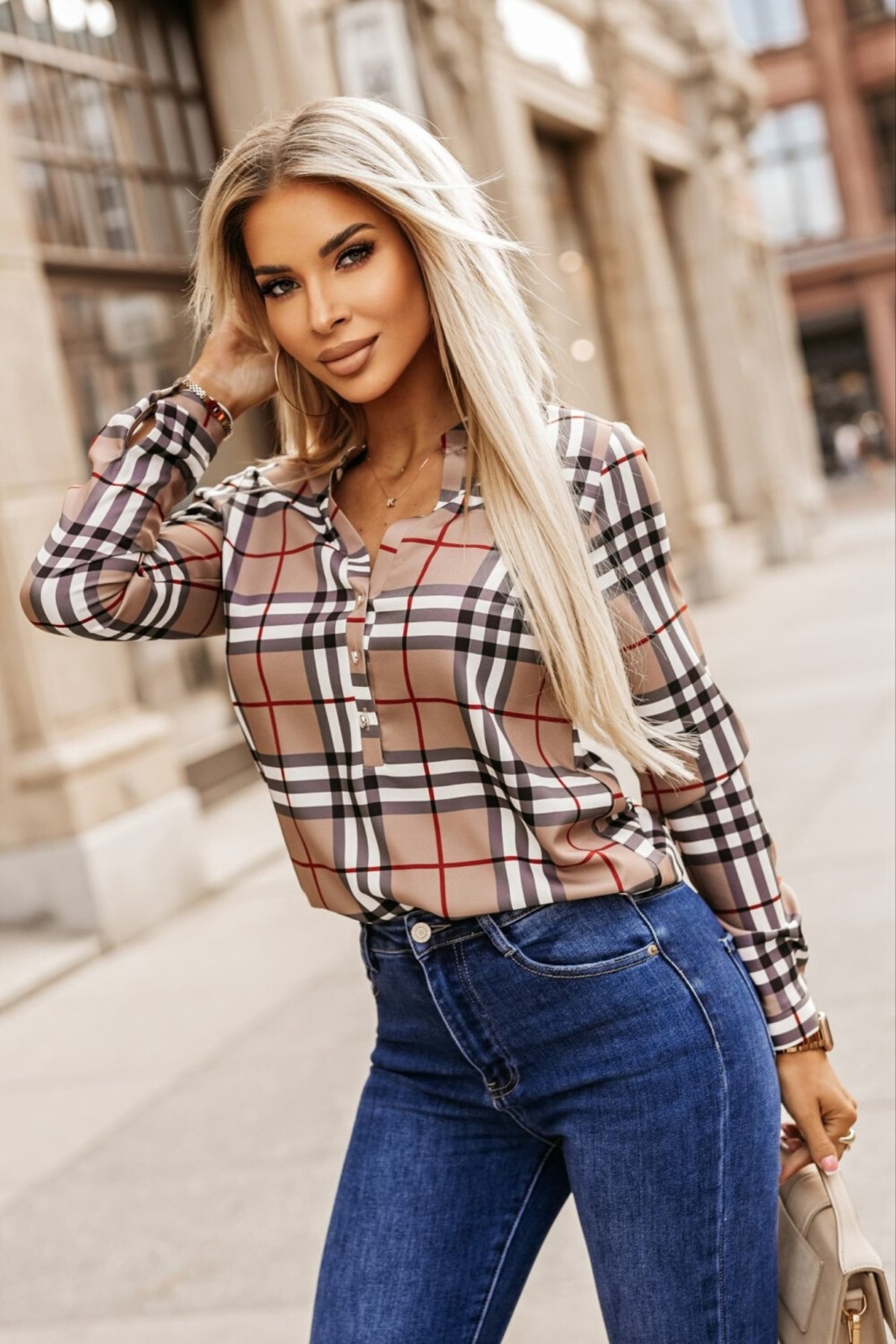 Camicia Moda-Mania a fantasia geometrica con scollo a V e bottoni dorati, tessuto leggero e stile elegante.