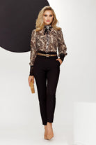 Camicia a fantasia leopardata Fofy con collo alto, maniche lunghe e polsini in pizzo, stile elegante e alla moda.