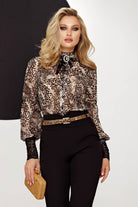 Camicia Fofy a fantasia leopardata con collo alto, maniche lunghe e polsini in pizzo, tessuto morbido e stile elegante.