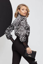 Camicia Fofy a fantasia zebrata bianco e nero con collo alto, maniche lunghe e polsini in pizzo.