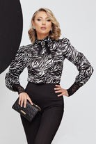 Camicia Fofy a fantasia zebrata bianco e nero con collo alto, maniche lunghe e polsini in pizzo.