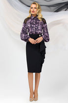 Camicia Pretty Girl a stampa maculata viola e nera con dettagli di pizzo nero sulle spalle, tessuto leggero e stile elegante.