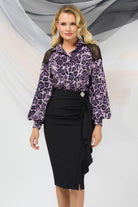 Camicia Pretty Girl a stampa maculata viola e nera con dettagli in pizzo nero sulle spalle.