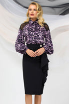 Camicia Pretty Girl a stampa maculata viola e nera con dettagli in pizzo nero sulle spalle, tessuto leggero e stile femminile.