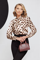 Camicia beige a fantasia pois marrone Fofy in tessuto lucido con collo annodato, stile elegante e moderno.