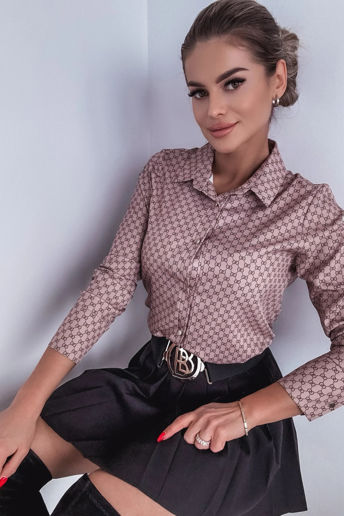 Camicia beige in viscosa con fantasia fashion lettera GG e bottoni dorati, completo elegante Moda-Mania, dettagli raffinati.