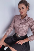 Camicia beige in viscosa con fantasia fashion lettera GG e bottoni dorati, completo elegante Moda-Mania, dettagli raffinati.