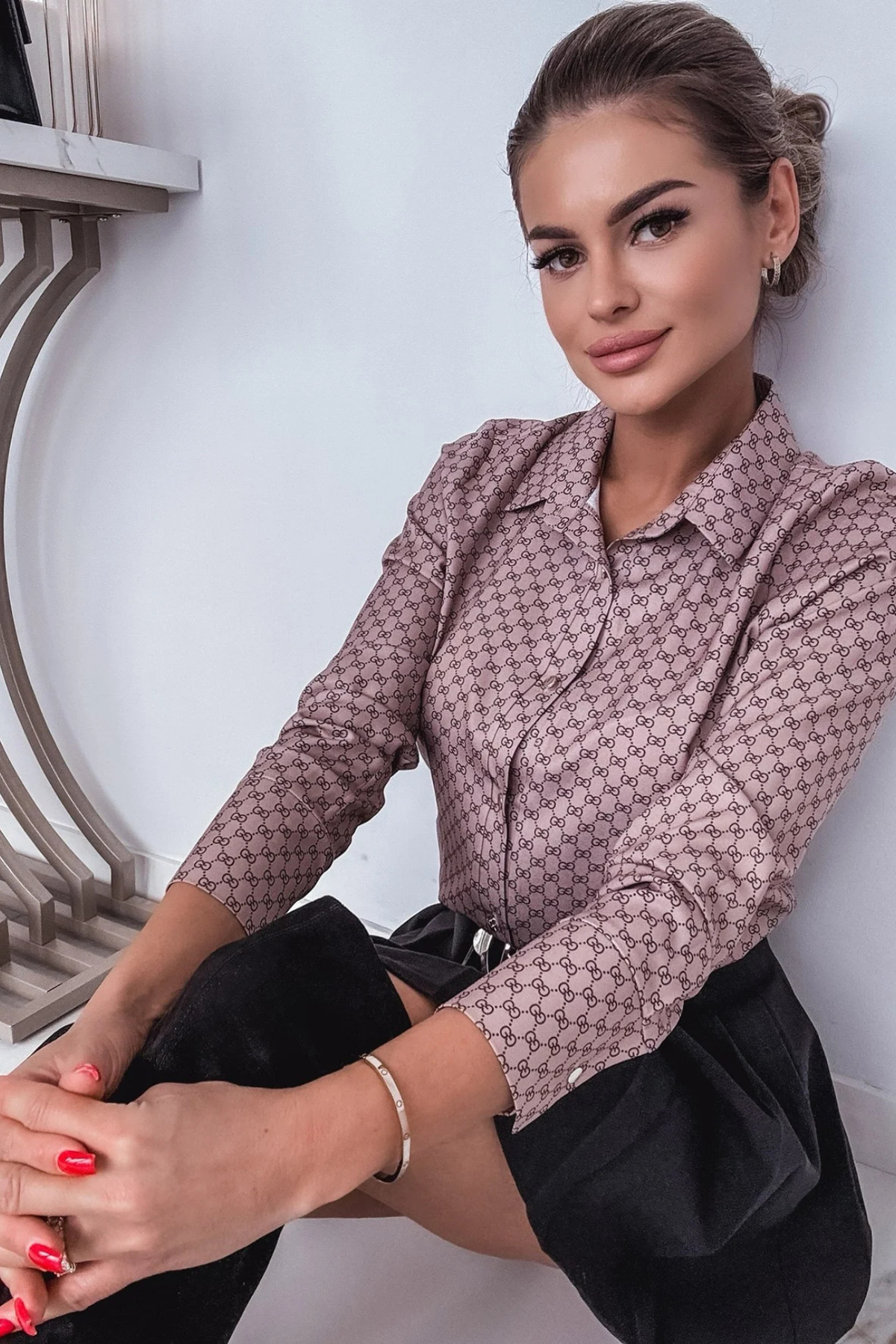 Camicia beige in viscosa con fantasia lettera GG e bottoni dorati, completo elegante Moda-Mania, tessuto leggero e stile raffinato.