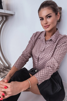 Camicia beige in viscosa con fantasia lettera GG e bottoni dorati, completo elegante Moda-Mania, tessuto leggero e stile raffinato.