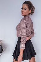 Camicia beige in viscosa con fantasia lettera GG e bottoni dorati, stile elegante Moda-Mania, da donna.