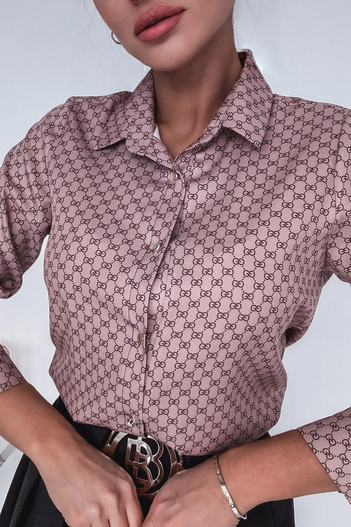 Camicia beige in viscosa fantasiosa con lettera GG e bottoni dorati, stile elegante Moda-Mania.