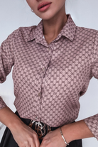 Camicia beige in viscosa fantasiosa con lettera GG e bottoni dorati, stile elegante Moda-Mania.