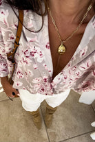 Camicia beige con fantasia floreale rosa in tessuto satinato, taglio comodo e bottoni dorati, marca Moda-Mania.