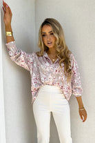 Camicia beige comoda a fantasia floreale rosa in tessuto satinato con bottoni dorati, firmata Moda-Mania.