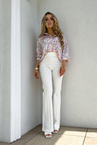 Camicia beige comoda Moda-Mania con fantasia floreale rosa in tessuto satinato e bottoni dorati, vista frontale.