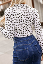 Camicia bianca a fantasia con cuori neri e beige, scollo a V e bottoni dorati, moda-mania, elegante e femminile
