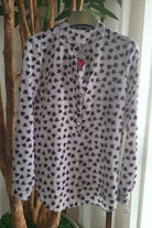 Camicia bianca a fantasia cuori neri e beige con scollo a V e bottoni dorati, camicie Moda-Mania, dettaglio fantasia e bottoni dorati