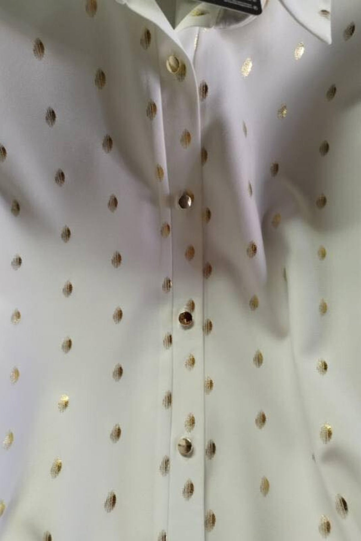 Camicia bianca in viscosa con fantasia a pois oro e bottoni dorati, stile elegante e femminile, marca Moda-Mania.