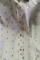 Camicia bianca in viscosa con fantasia a pois oro e bottoni dorati, stile elegante e femminile, marca Moda-Mania.