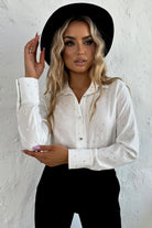 Camicia bianca in viscosa con fantasia a pois oro e bottoni dorati, stile elegante e femminile, marca Moda-Mania.