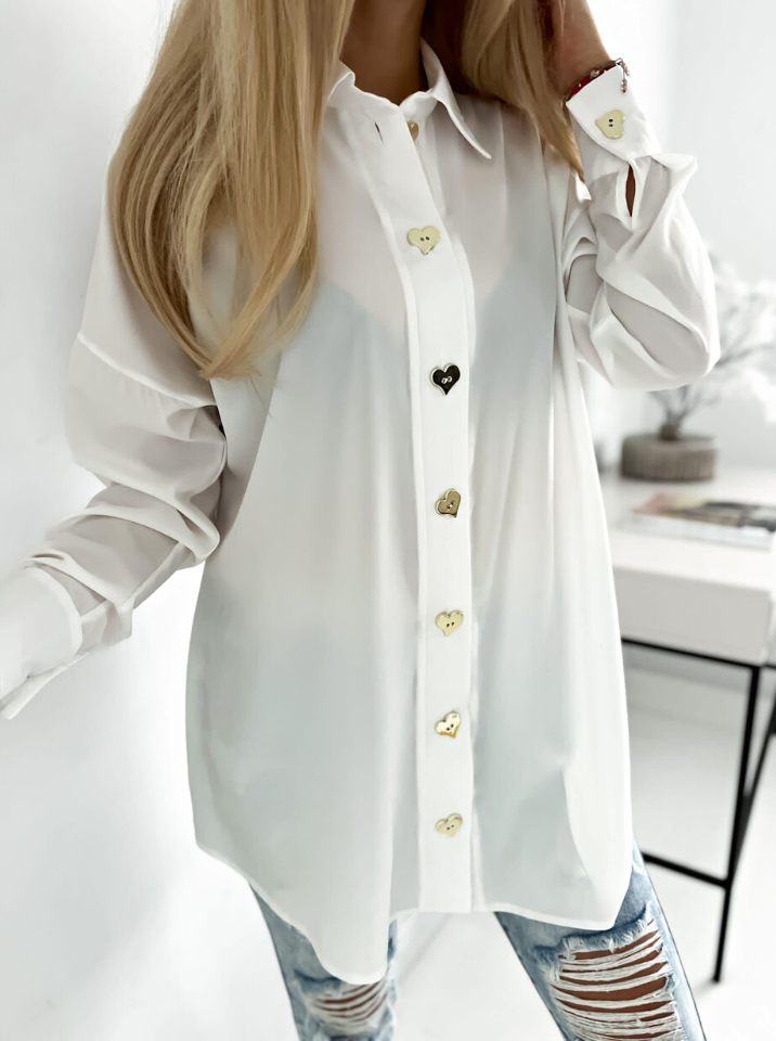 Camicia bianca oversize Moda-Mania, lunga e ampia con bottoni decorativi dorati a forma di cuore, tessuto leggero e elegante.