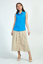Camicia blu azzurro senza maniche di Moda-Mania con catenella nera rimovibile, dettagli eleganti e stile moderno.