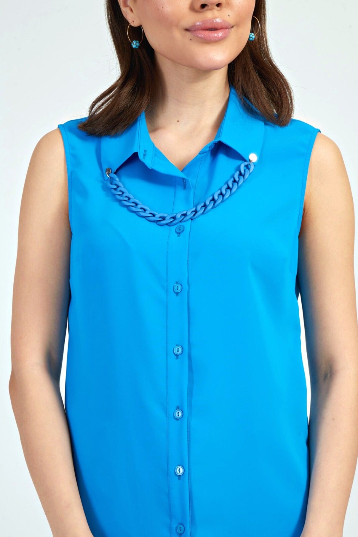 Camicia blu azzurro senza maniche di Moda-Mania con catenella nera rimovibile, tessuto leggero e stile elegante.