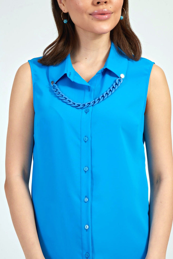 Camicia blu senza maniche accessoriata con catenella nera rimovibile